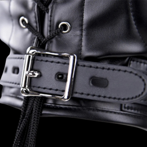Capucha BDSM de Cuero Sintético con Mordaza y Control Sensorial - Imagen 6